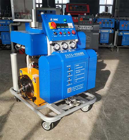 噴聚脲的施工隊選用H5600聚脲噴涂機(jī)